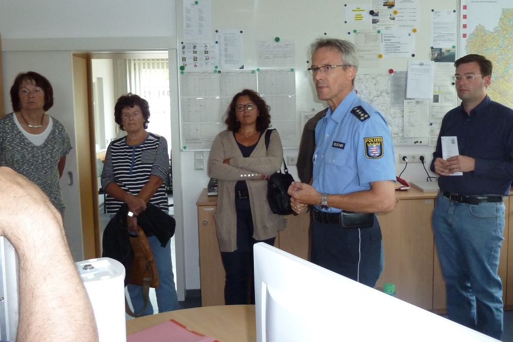 Polizeiarbeit ist kein lockerer Bürojob. Dies erläuterte der Leiter der Polizeistation Weilburg, Bruno Reuscher (2. von rechts) den Weilburger Sozialdemokraten