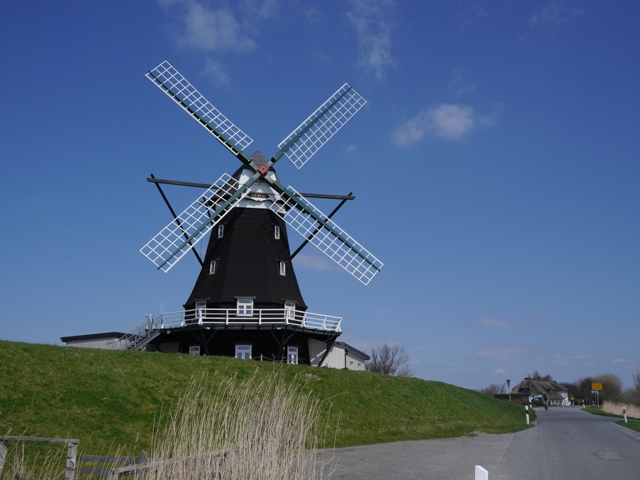 Eine lange Tradition hat die Nutzung der Windenergie. In Norddeutschland prägten viele Windmühlen die Landschaft. Hier ein Foto aus dem Jahre 2015 von der Insel Pellworm, auf der verschiedene Pilotprojekte für erneuerbare Energien und für die Energiespeicherung laufen. 